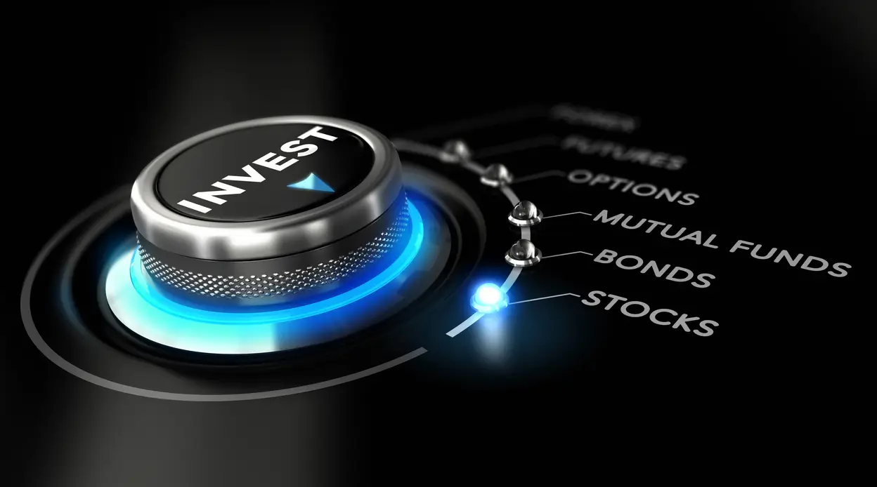A financial advisor explains the differences between discretionary and advisory investment to a client using a digital screen in a modern office.