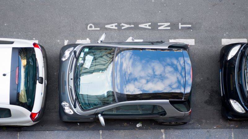 Das Labyrinth der versteckten Gebühren bei Banken und Automobilen