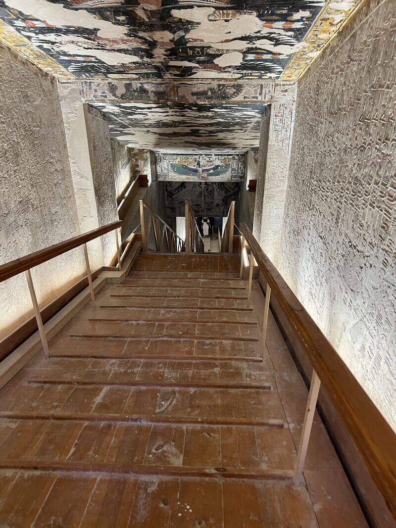 Innenansicht einer altägyptischen Grabtreppe, die langfristiges Denken und den Erhalt des Vermögens über Generationen hinweg symbolisiert.