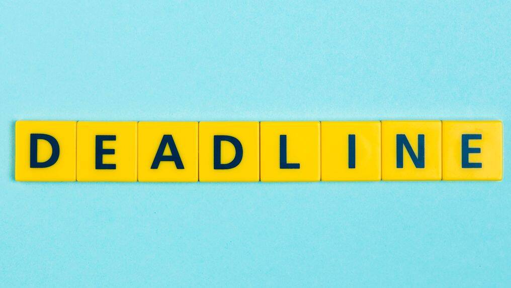 Grafik zur Veranschaulichung der Entwicklung des Begriffs „Deadline“ von militärischen Ursprüngen bis hin zum modernen kollaborativen Projektmanagement