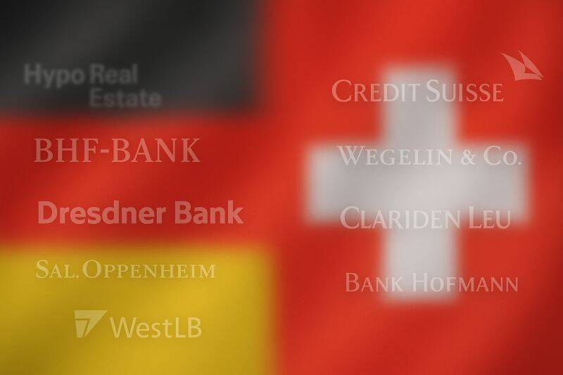 Logos von untergegangenen oder fusionierten deutschen und schweizerischen Banken, überlagert von einem Hintergrund, der die deutsche und die schweizerische Flagge kombiniert. Vertrauen schwindet
